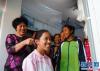 10月1日，在南昌市第十七中学宿舍，刘和平（左一）为一名西藏班学生梳头。 今年65岁的刘和平是江西省南昌市青山湖区塘山镇上坊路社区居民。新华社记者 胡晨欢 摄
