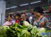 10月1日， 刘和平（右一）和“爱心妈妈志愿服务团”的部分成员在当地一家市场买菜，准备为南昌市第十七中学西藏班的学生准备午餐。新华社记者 胡晨欢 摄