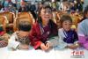 10月10日，西藏先心病患儿品尝烤鸭。当日，26名西藏先心病患儿来到全聚德烤鸭北京和平门店参观，并品尝烤鸭。