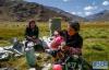南巴村村民在收割草料间隙喝茶休息（10月10日摄）。 新华社记者 普布扎西 摄