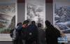 10月12日，拉萨师范高等专科学校的学生在展览上欣赏参展画作。新华社记者 李鑫 摄