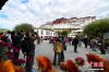 10月15日，游客前往布达拉宫参观。当日，“冬游西藏”正式启幕。