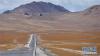 西藏阿里地区改则县洞错乡境内的公路（10月13日摄）。 