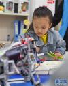 在位于陕西咸阳的西藏民族大学，小学员在“智慧星机器人教育”教室里搭建模型（10月11日摄）。新华社记者 晋美多吉 摄