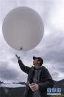 科研人员在放飞探空气球（10月21日摄）。