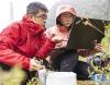 科研人员在读取雅鲁藏布大峡谷的降水数据（10月21日摄）。  新华社记者孙非 摄