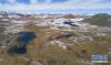 高山环抱下的思金拉措湖边一景（10月23日无人机拍摄）。