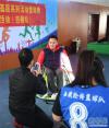 10月27日，中国残疾人体育运动管理中心轮椅篮球项目专员薛亮（左）采集西藏轮椅篮球队的队员信息。新华社记者 晋美多吉 摄