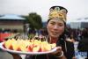 10月26日，西藏林芝市米林县羌纳乡林巴村村民展示用于品鉴的苹果。新华社记者 普布扎西 摄