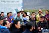 10月26日，西藏林芝市米林县羌纳乡林巴村村民对专家的发言报以掌声。新华社记者 李鑫 摄