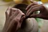 班玛县黑陶匠人代旦在捏制黑陶（11月11日摄）。新华社记者 张龙 摄
