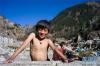 在318国道边的四川巴塘县德达温泉，小朋友在沐浴（10月18日摄）。