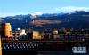 川藏线四川甘孜县境内的雪山和民居（11月3日摄）。新华社记者 陈天湖 摄