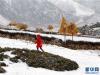 在西藏八宿县然乌湖镇，一名游客在雪地里匆匆走过（10月24日摄手机拍摄）。 新华社记者 陈天湖 摄