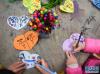 12月11日，小朋友们在绘制爱心卡片，准备跟爱心围巾一起寄给西藏的小朋友们。 新华社记者 徐昱 摄