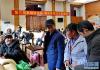 12月23日，受助务工人员在拉萨火车站返乡人员休息区交流。新华社记者 张汝锋 摄