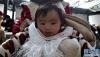 12月23日，在西藏那曲市双湖县出生的7个月大的娟安达瓦在母亲怀里。新华社记者 觉果 摄