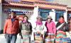 12月23日，西藏那曲市双湖县80岁的牧民索朗德庆（中）与亲戚在新家门口。新华社记者 觉果 摄