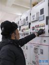 12月24日，工作人员在双湖县110千伏变电站合闸，为双湖县城供电。新华社记者 孙非 摄
