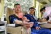 2019年12月31日，参加献血的指战员在采血车上献血。新华社记者 张汝锋 摄