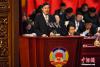 图为西藏自治区政协副主席高扬代表政协第十一届西藏自治区委员会常务委员会作工作报告。中新社记者 何蓬磊 摄