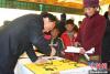 图为西藏书法家在拉孜县热莎乡为村民写书法。　赵朗 摄