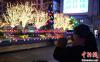 康定街头漂亮的霓虹灯吸引民众停下脚步拍视频。　刘忠俊 摄