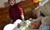 1月20日，在森布日极高海拔地区生态搬迁安置点，一名妇女在新家照看孩子。新华社记者 觉果 摄