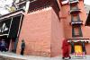 图为藏族民众和僧侣在修缮后的拉卜楞寺佛殿前。中新社记者 杨艳敏 摄