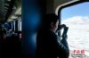 图为旅客在Z166次列车上拍摄窗外雪景。中新社记者 何蓬磊 摄