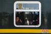 图为旅客乘坐Z166次列车返乡。中新社记者 何蓬磊 摄