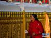 1月25日是农历大年初一，一些群众来到位于青海省西宁市湟中县的塔尔寺，转经祈福。 新华社记者 张龙 摄