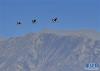 黑颈鹤从雅鲁藏布江上空飞过（1月27日摄）。新华社记者 张汝锋 摄