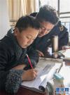 聂拉木海关协管员阿旺次仁在家中辅导儿子写作业（1月27日摄）。新华社记者 孙非 摄