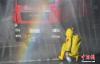 2月7日，拉萨消防救援支队疫情防控应急处置机动队消防队员对车辆装备进行消毒。