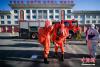 2月7日，拉萨消防救援支队疫情防控应急处置机动队消防队员穿戴防护服。