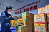 在拉萨城投农副产品批发市场，工作人员在仓储区摆放准备投放市场的生活物资（2月6日摄）。新华社记者张汝锋摄
