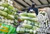在拉萨城投农副产品批发市场，一名批发商正在查看入库白菜清单（2月6日摄）。新华社记者张汝锋摄