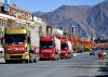 来自四川的西藏农产品保供运输车队缓缓驶入拉萨市堆龙德庆区（2月6日摄）。新华社记者张汝锋摄