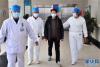 2月12日，在西藏自治区第三人民医院，新冠肺炎患者（右二）在医护人员的陪同下出院。新华社记者觉果摄