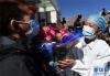 2月12日，在西藏自治区第三人民医院，主治医生花德米为出院患者送上鲜花。新华社记者觉果摄