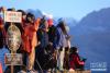 2月15日，游人们在尼泊尔苗地县普恩山顶上拍摄日出。  新华社记者 周盛平 摄