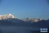 这是2月15日在尼泊尔苗地县的普恩山拍摄的雪山。  新华社记者 周盛平 摄