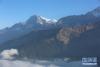 这是2月15日在尼泊尔苗地县的普恩山拍摄的喜马拉雅山脉。  新华社记者 周盛平 摄