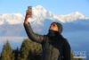 2月15日，一位游客在尼泊尔苗地县普恩山顶上自拍。 新华社记者 周盛平 摄