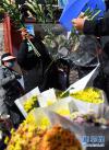 2月22日，拉萨市民在购买鲜花。 