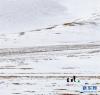 牧民在西藏当雄县的草原上凿冰取水（3月1日摄）。