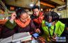 中国电信集团拉萨分公司当雄电信局的技术人员在乌玛塘乡巴嘎村帮助需要上网课的孩子调试无线网络（3月6日摄）。新华社记者 晋美多吉 摄