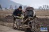 3月11日，香格里拉市建塘镇解放村农民在田间劳作。新华社记者 胡超 摄