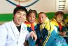 罗花南（左一）和西藏阿里孔繁森小学的学生们在一起（2019年3月20日摄，手机照片）。新华社发